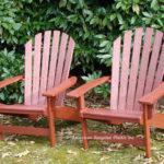 海岸线Adirondack椅子，显示在红木。您可以选择20种颜色。此项目可提供双色选项，可提供10％的增压。寿命保修，20年商业保修。不锈钢硬件。